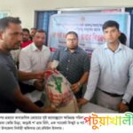 কলাপাড়ায় জলোচ্ছ্বাসে ক্ষতিগ্রস্ত পরিবারের মাঝে শুকনা খাবার বিতরণ