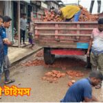 কলাপাড়ায় মানবিক উদ্যোগ, সড়কের খানাখন্দ ভরাট করে প্রশংসিত রিমন সিকদার
